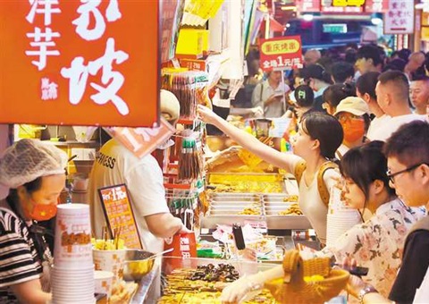 无人机秀引爆观演经济   夜宴夜游点亮山城街巷   沉庆夜经济燃动假期消费蓝海